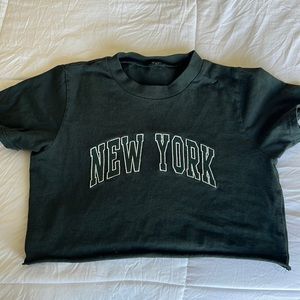 BRANDY MELVILLE NEW YORK GREEN CROPPED TSHIRT